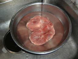 冷凍されていた鶏もも肉を流水で軽く解凍