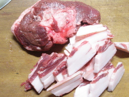 猪肉を適当に切る