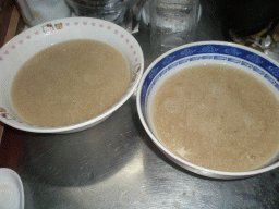 濃縮スープに熱湯を入れスープ完成
