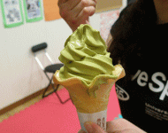 秋岡塾でソフトクリームを食べる