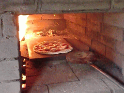石窯内のピザ
