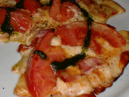 トマトピザの厚切りトマト