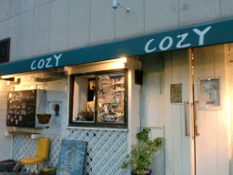 COZYの入口は右側の扉