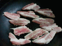 豚バラ肉を焼く