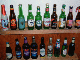 たくさんの外国産ビール、の空き瓶