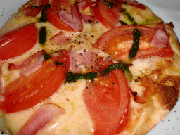トマトとベーコンとバジルソースのピザ