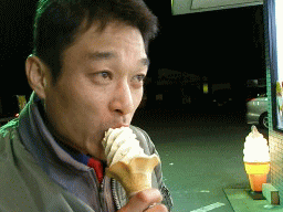真冬にソフトクリームを食べる