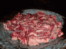 桜肉だけに鮮やかな色の馬肉