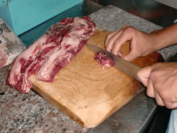 肉を切る