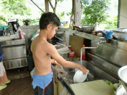 食器を洗うケイゴ