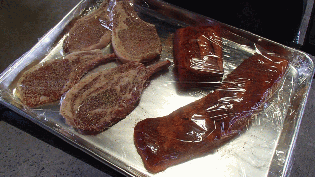 下味付け中な豚バラ塊とポークチョップ